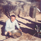 Peter Koppen in Australien (1968 bis 1970) - Peter Koppen demonstriert Goldwsche in der Nhe von Arltunga 80 km stlich von Alice Springs